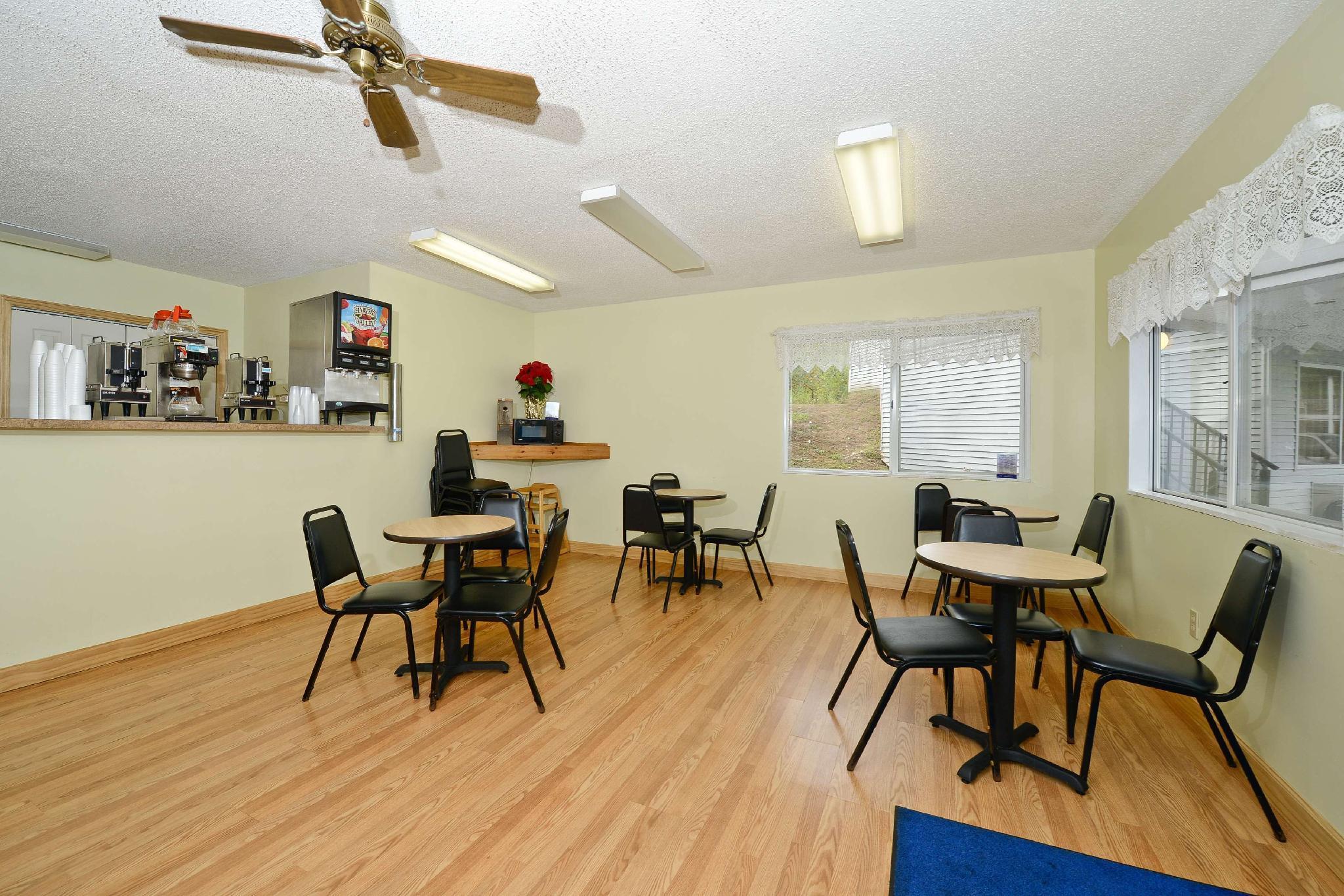 Americas Best Value Inn Saint Ignace Restaurant bilde