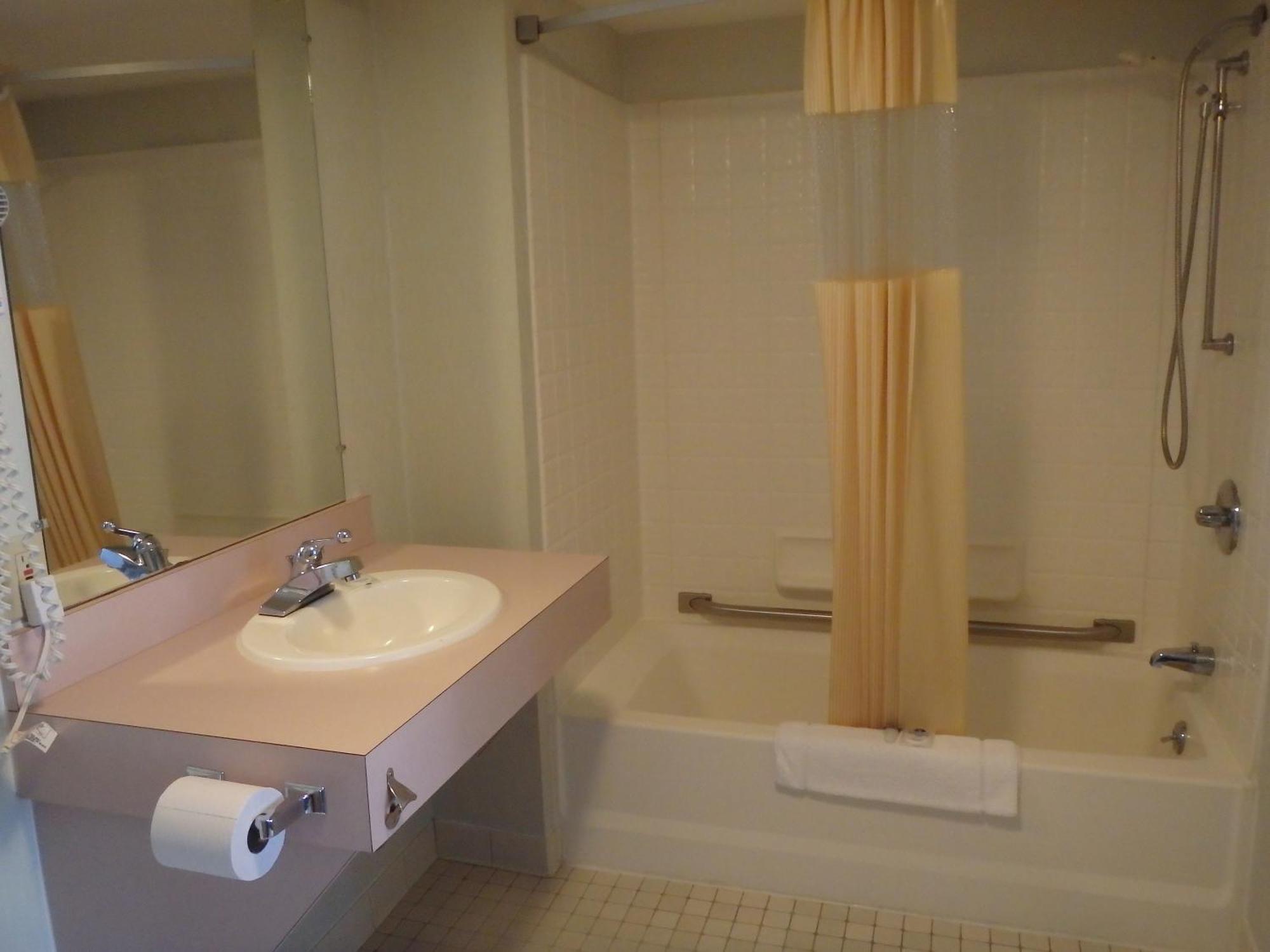 Americas Best Value Inn Saint Ignace Rom bilde